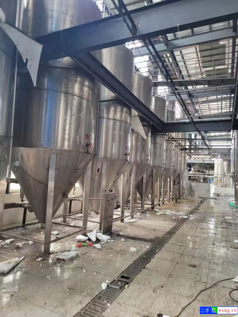 新订一批精酿啤酒设备 30吨发酵罐 10吨发酵罐